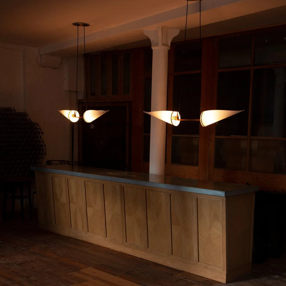 To stk Classic Double Pendel av Joe Armitage hengende over en lang benkeplate