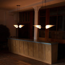 To stk Classic Double Pendel av Joe Armitage hengende over en lang benkeplate