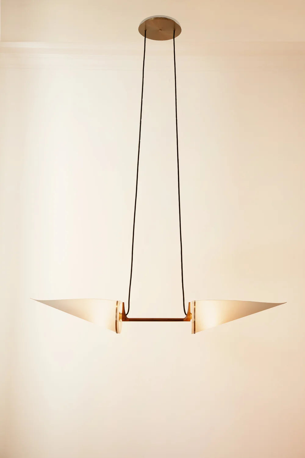 Classic Double Pendel av Joe Armitage hengende fra taket med lys på