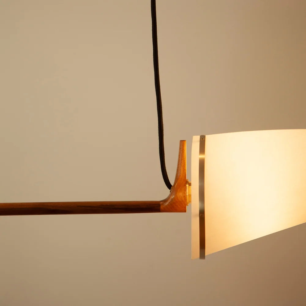 Classic Double Pendel av Joe Armitage, nærbilde med lys på