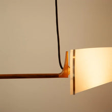 Classic Double Pendel av Joe Armitage, nærbilde med lys på