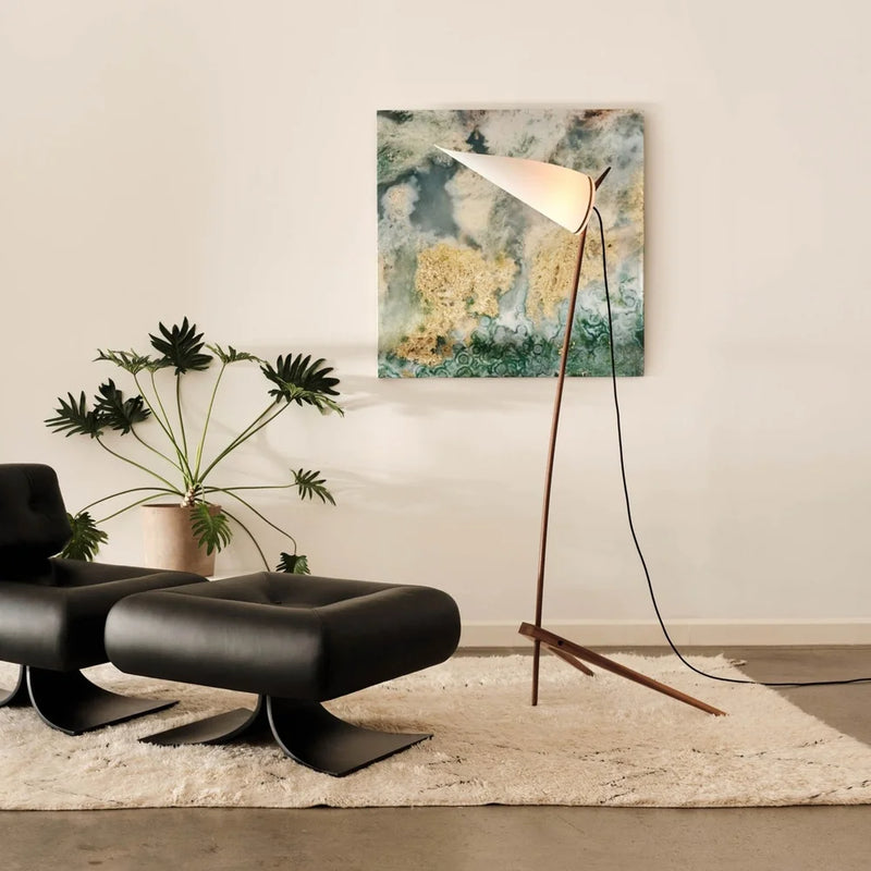 Classic gulvlampe av Joe Armitage i valnøtt og messing, plassert i stue ved svart stol