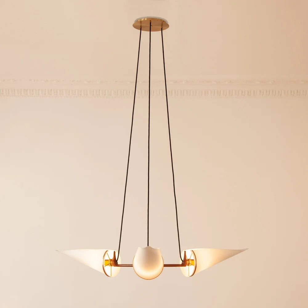 Classic Triple Pendel av Joe Armitage hengende fra tak med lys på