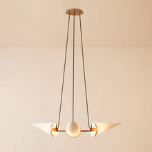 Classic Triple Pendel av Joe Armitage hengende fra tak med lys på