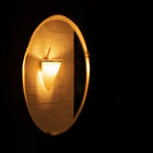 Classic vegglampe av Joe Armitage montert på hvit murvegg med lys på