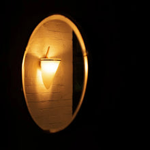 Classic vegglampe av Joe Armitage montert på hvit murvegg med lys på