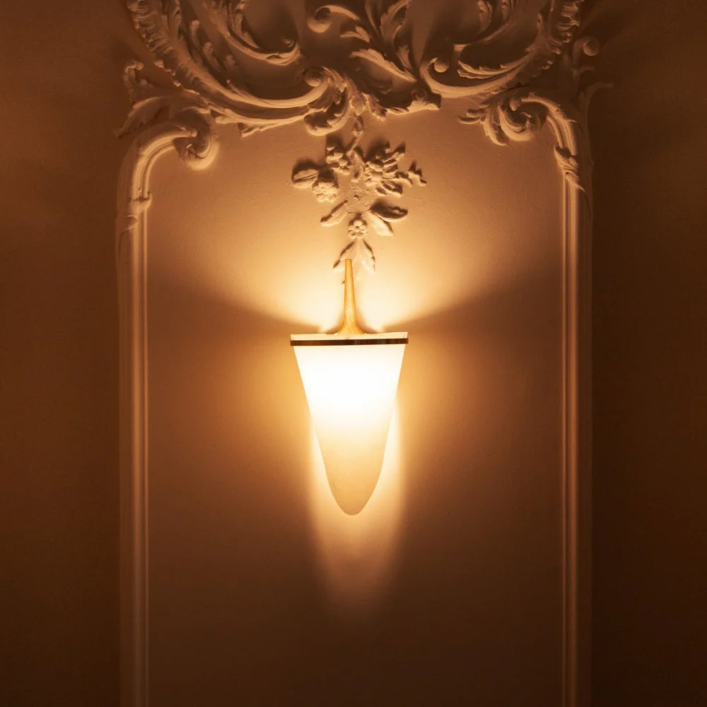 Classic vegglampe av Joe Armitage montert på vegg med lys på 