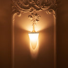 Classic vegglampe av Joe Armitage montert på vegg med lys på 