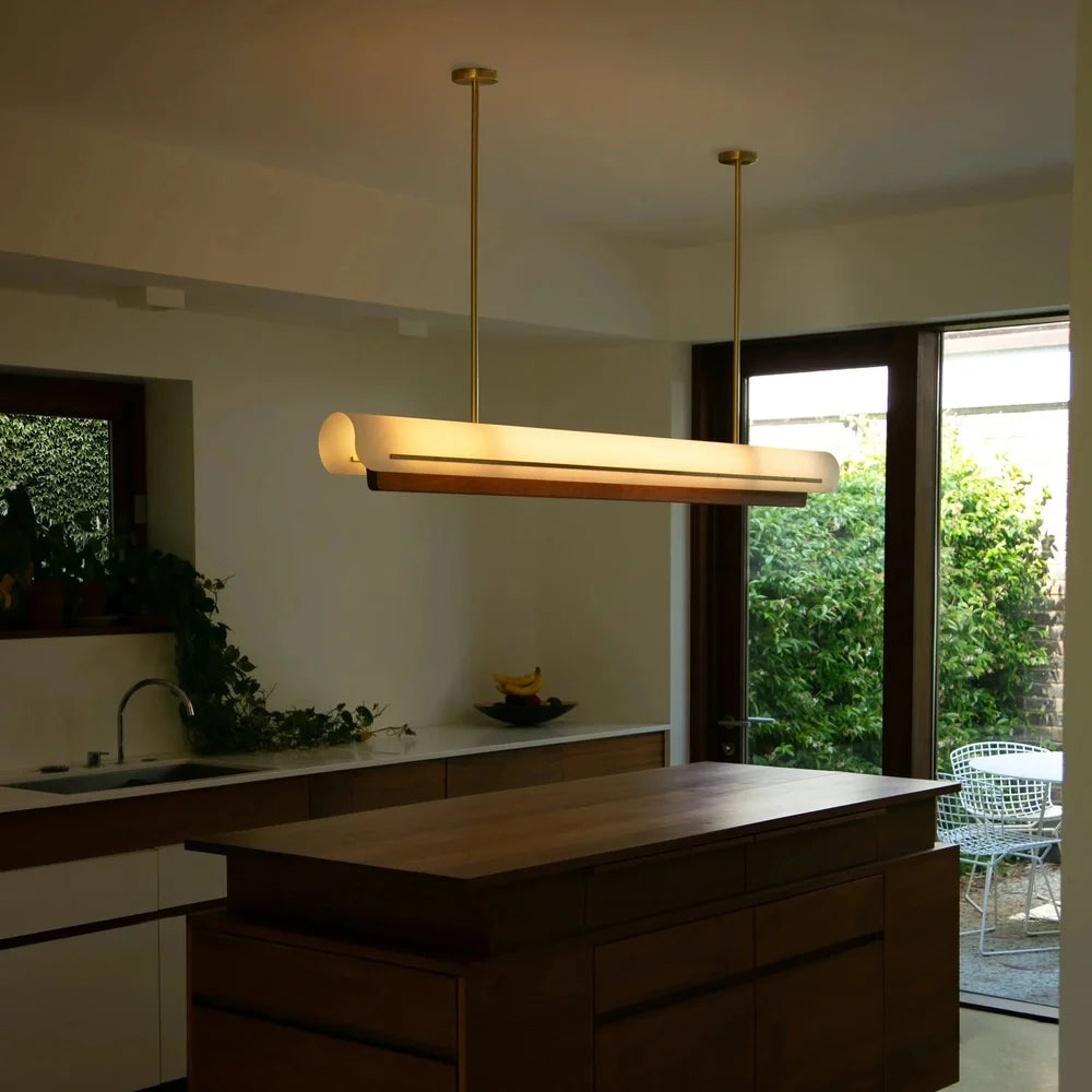 Modernist Linear Pendel av Joe Armitage hengende over kjøkkenøy