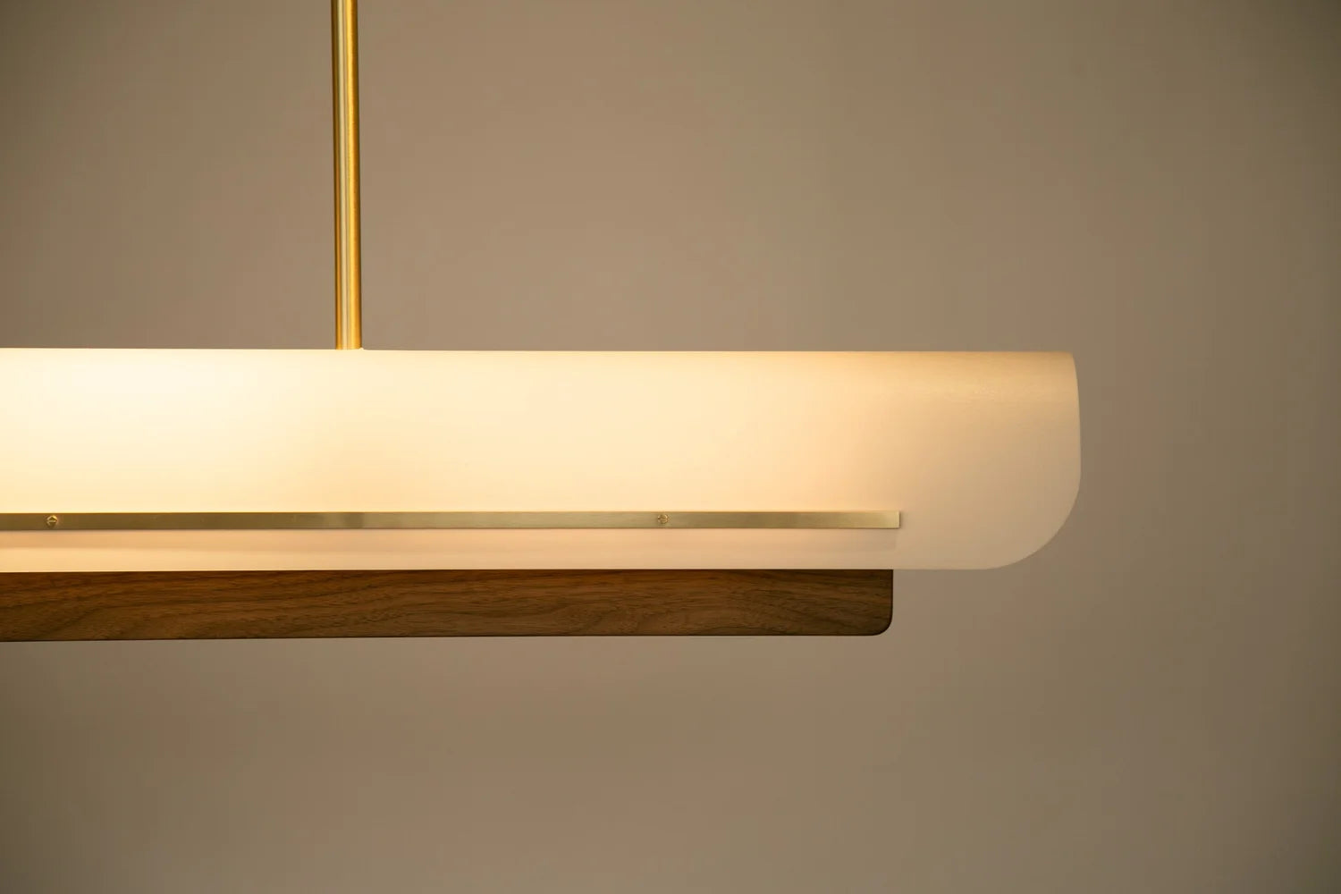 Modernist Linear Pendel av Joe Armitage, nærbilde med lys på