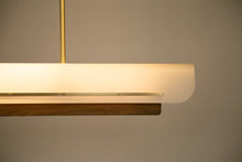 Modernist Linear Pendel av Joe Armitage, nærbilde med lys på