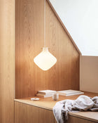Taklampe i opal glass fra LYfa med messing
