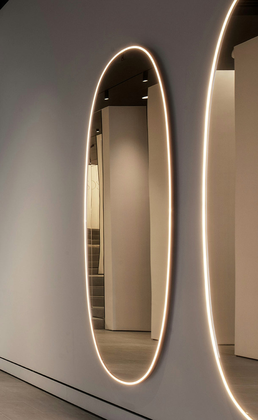 La Plus Belle speil med omgivende lysramme i Polished Aluminium