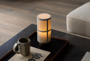 Hashira Portable Oppladbar lampe fra Audo Copenhagen, vakker lampe i tre med linskjerm