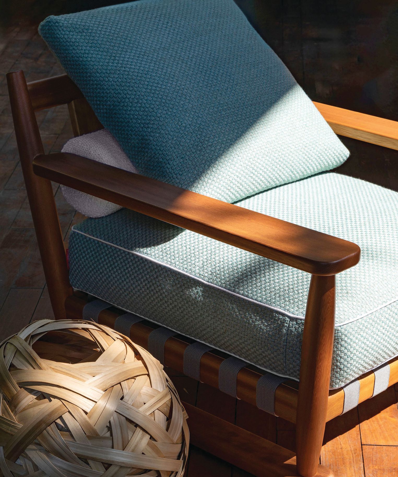 Nærbilde av Meriggio Outdoor Lounge Chair fra Flexform, utendørs med sollys