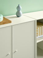 Detalj av skapdørene på Montana PAIR Sideboard, lakkert MDF med presis dansk utførelse.