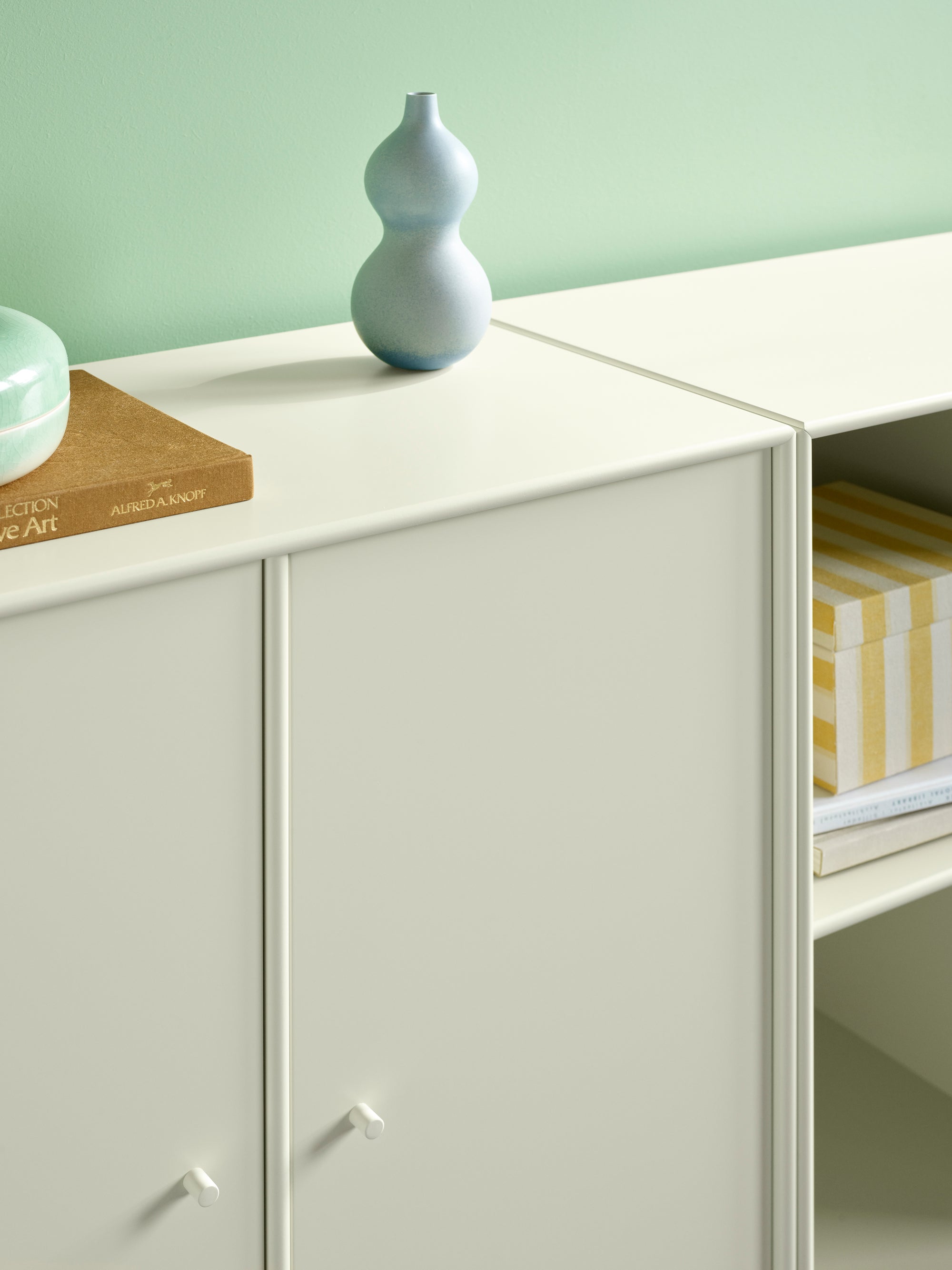 Detalj av skapdørene på Montana PAIR Sideboard, lakkert MDF med presis dansk utførelse.