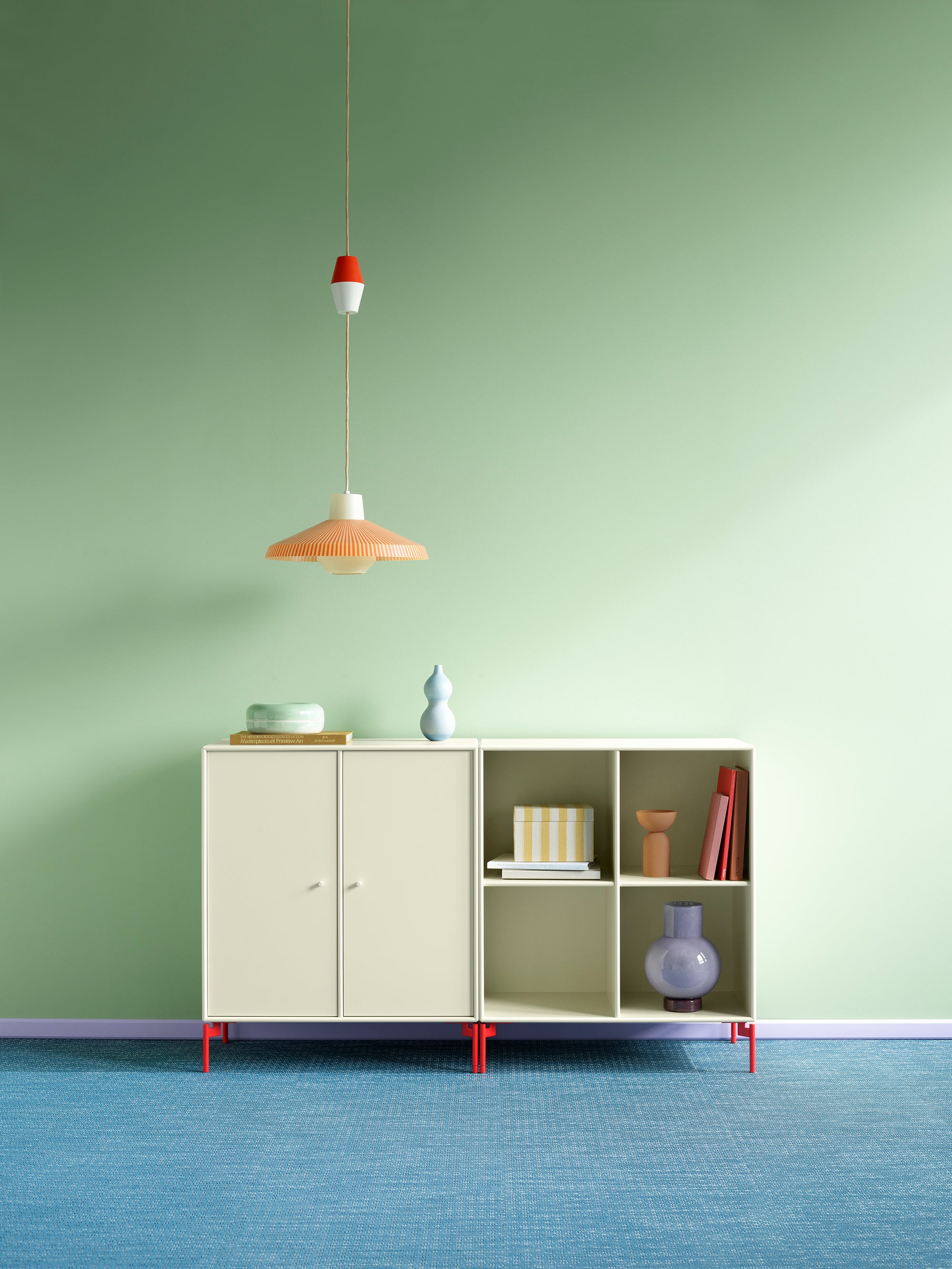 Montana PAIR Sideboard i fargen Anthracite med hvite ben, lakkert MDF og minimalistisk design.