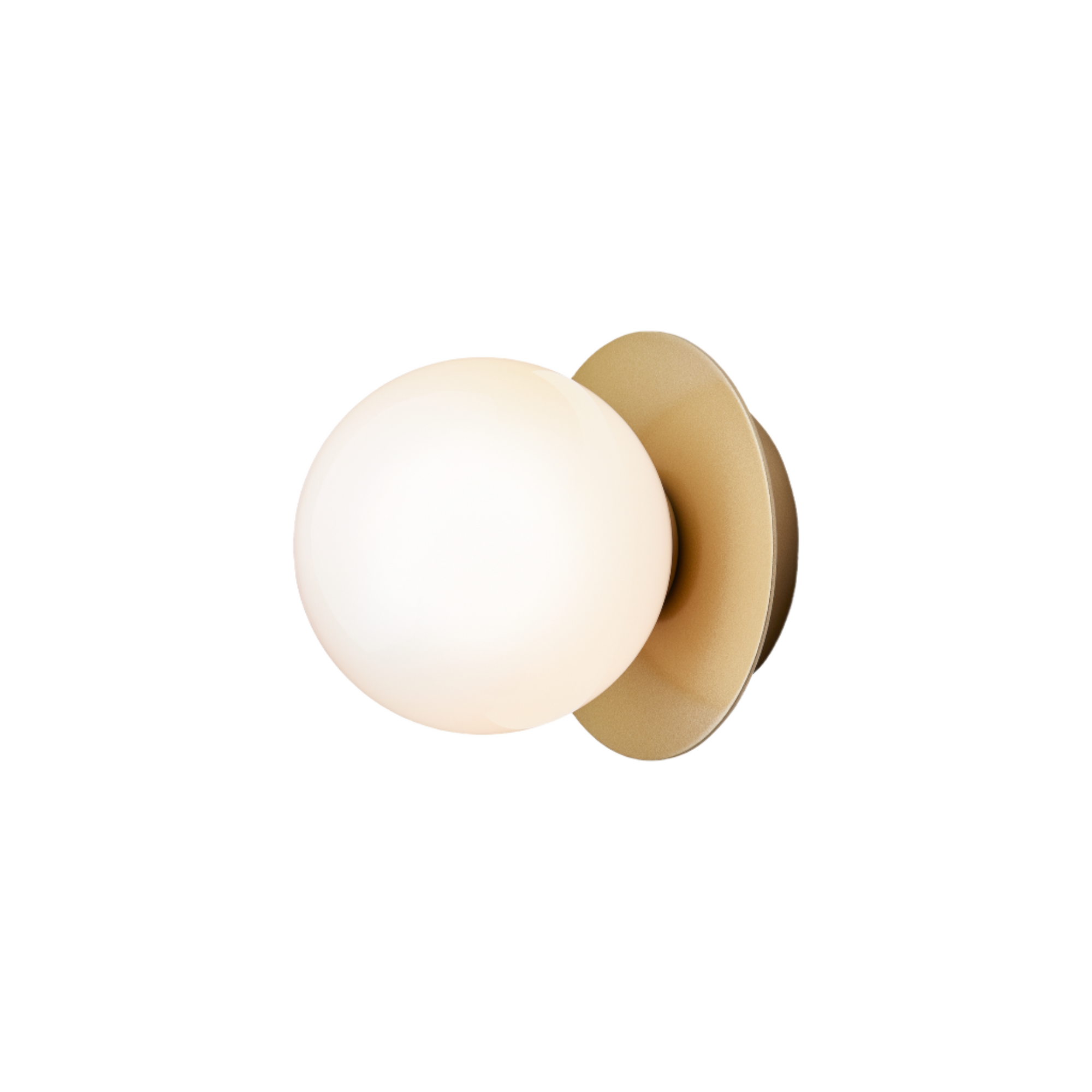Nuura Liila 1 Small vegglampe i messing med opalglass designet av Sofie Refer