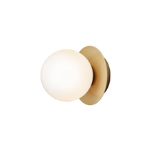 Nuura Liila 1 Small vegglampe i messing med opalglass designet av Sofie Refer