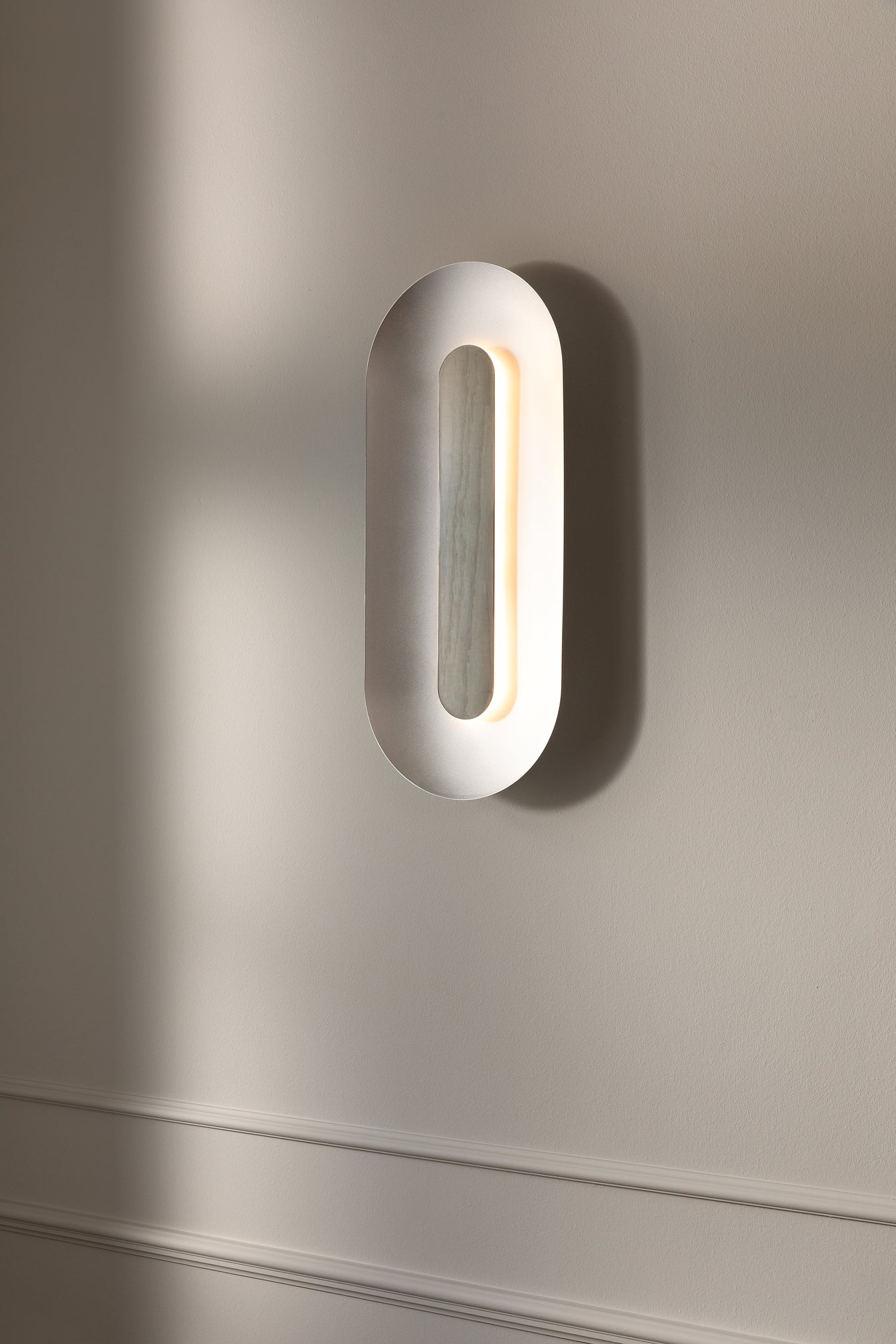 Sasi Large vegglampe i metall fra danske Nuura 