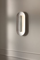 Sasi Large vegglampe i metall fra danske Nuura 