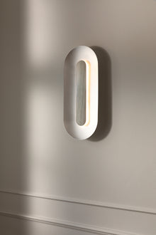 Sasi Large vegglampe i metall fra danske Nuura 
