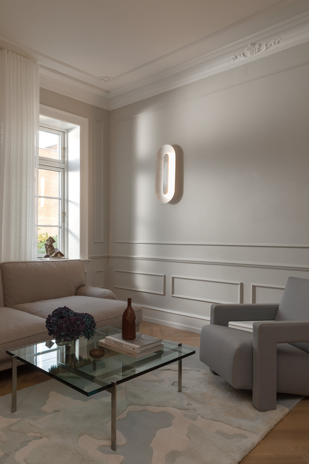 Nuura Sasi Large vegglampe i aluminium børstet stål med Utrecht stol fra Cassina og PK61 sofabord fra frtz hansen