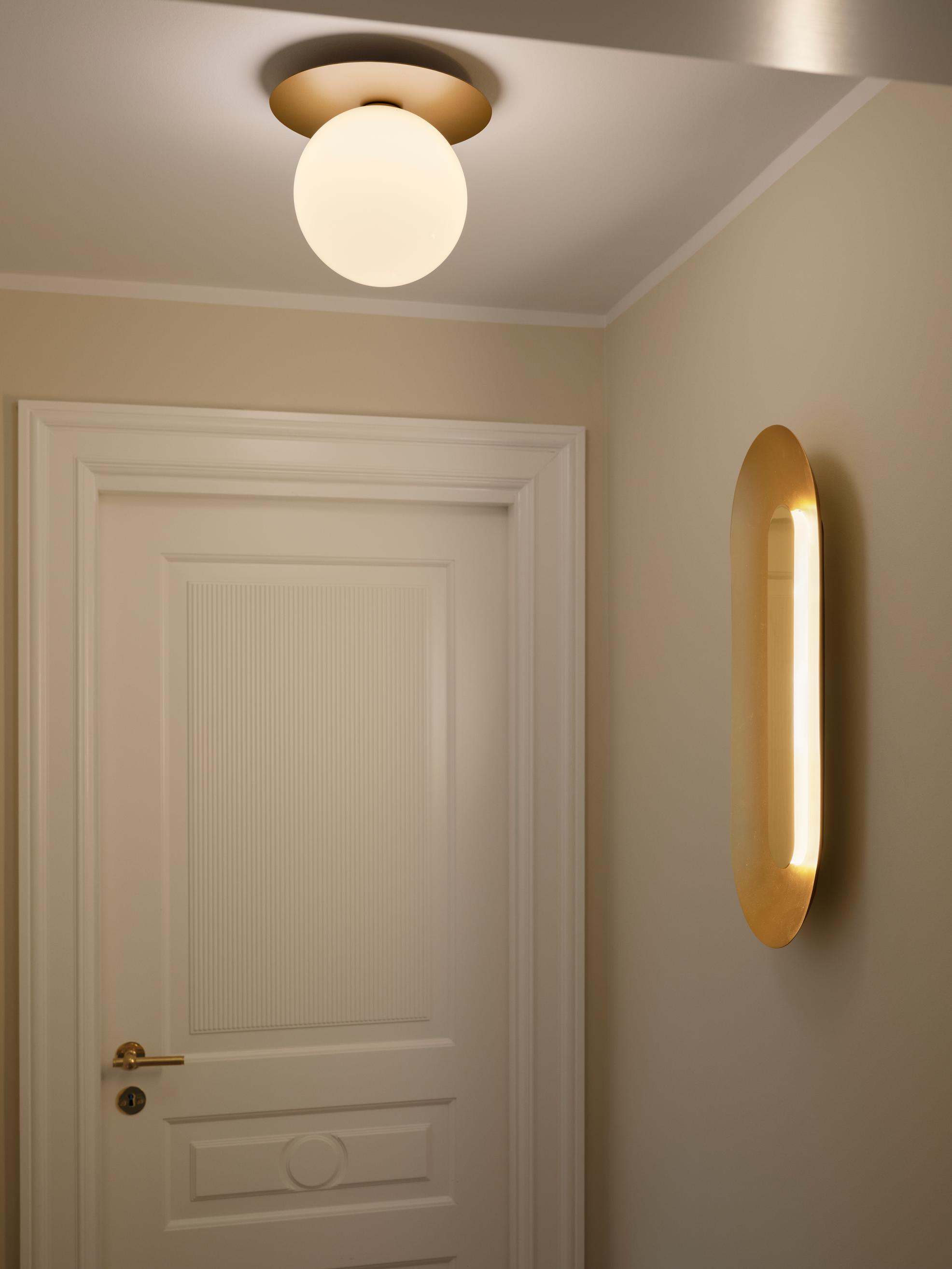 Nuura Sasi Large Vegglampe til gang i messing