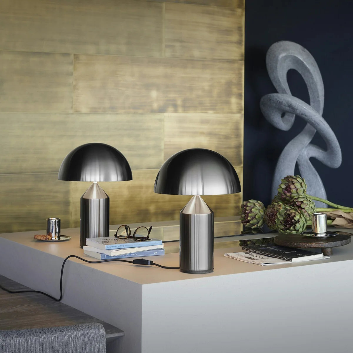 Atollo bordlampe i nikkel, designet av Vico Magistretti 