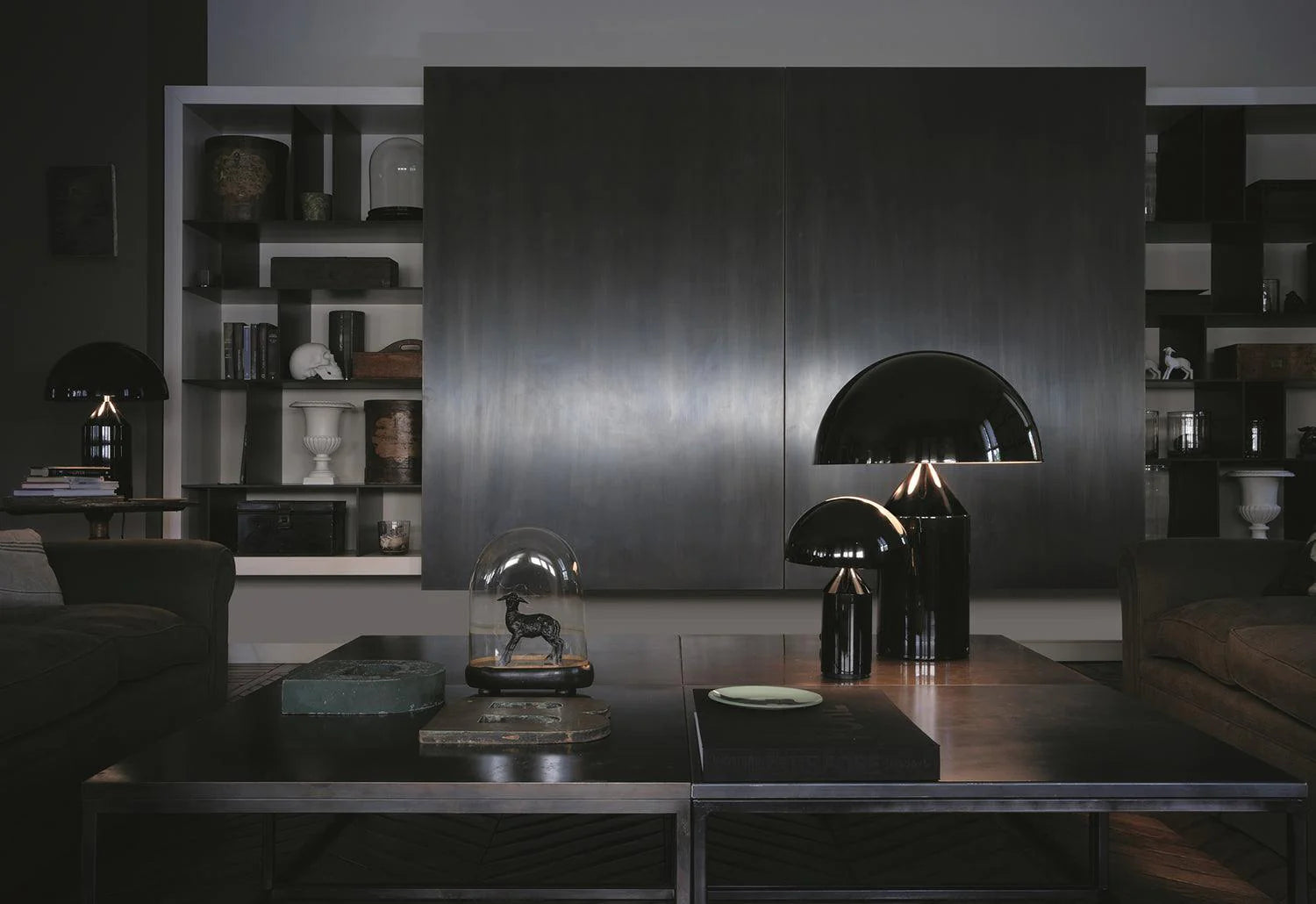 Sort bordlampe i metall av Oluce, Atollo design ikon