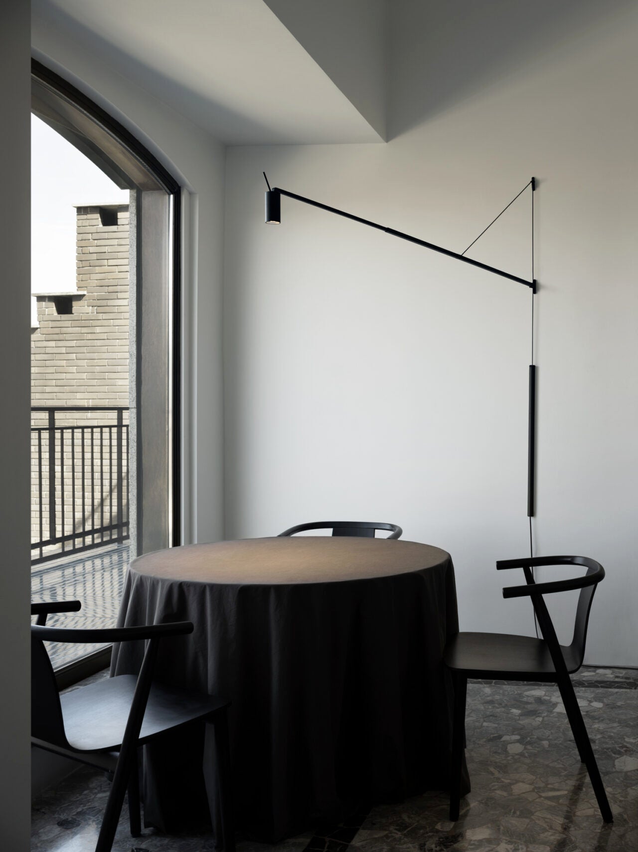 Nemo Swan Vegglampe i sort, justerbar høyde og lysretning