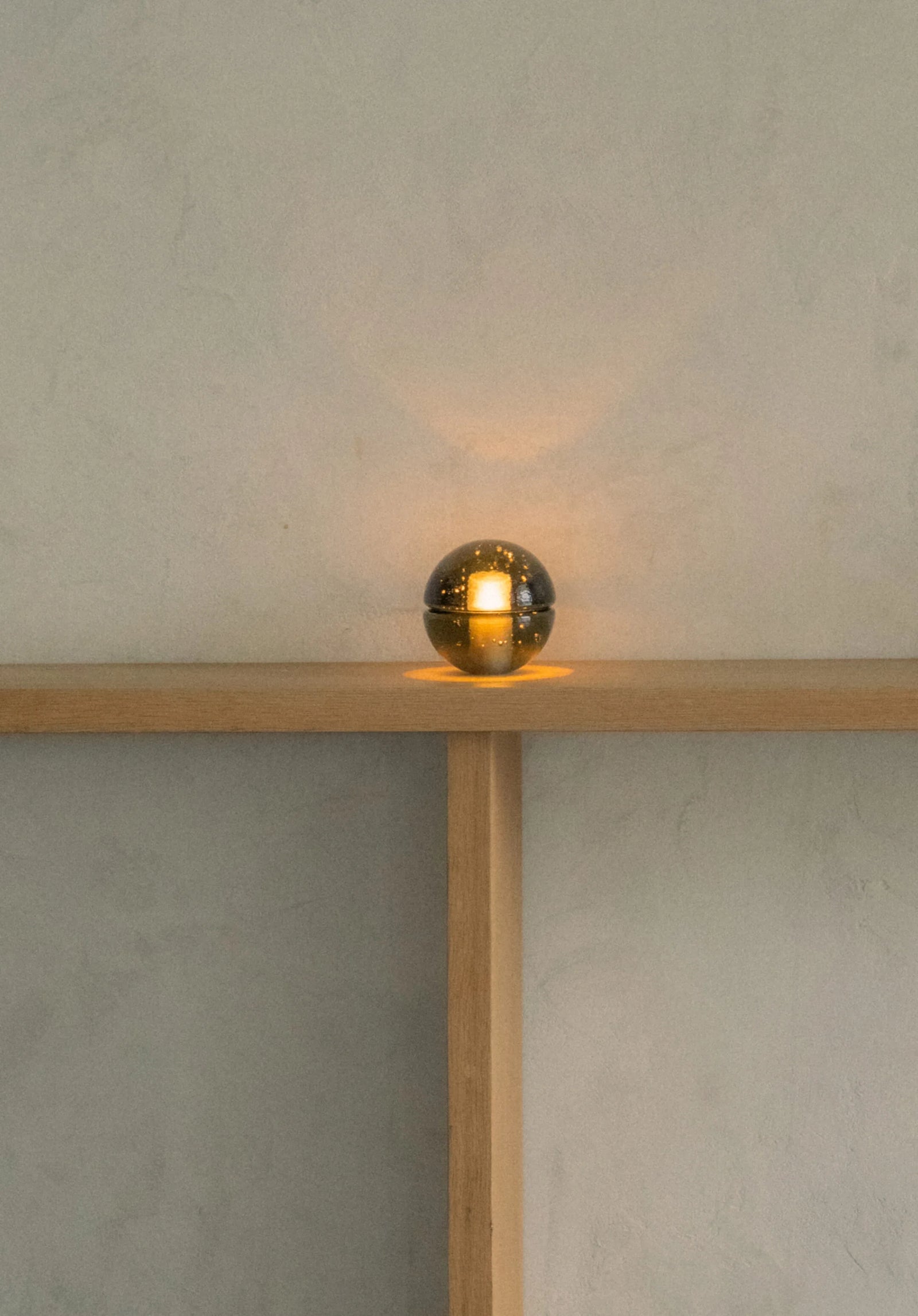 Bocci 14 portable oppladbar lampe i glass på hylle 