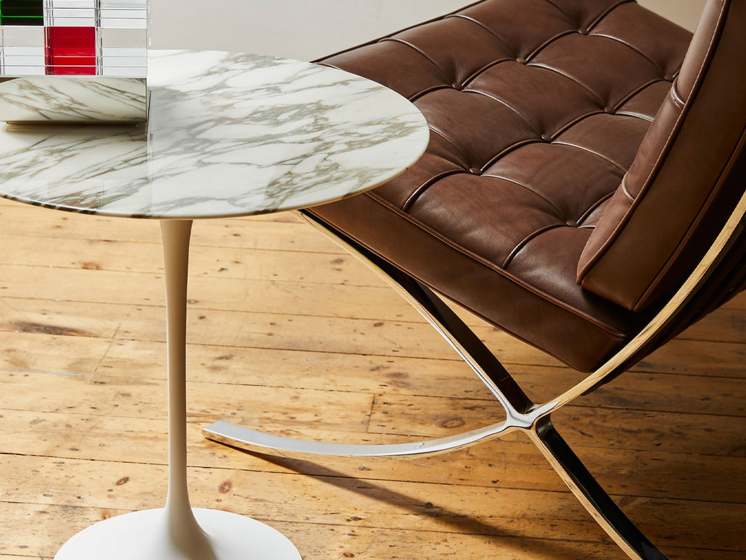 Knoll Tulip sidebord i hvit marmor med barcelona lounge stol 