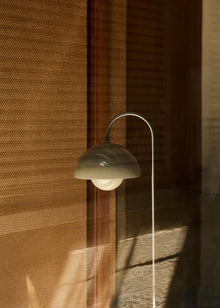 beige leselampe av verner panton designlampe