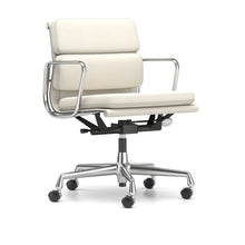 Hvit kontorstol fra Vitra, design av Charles og Ray Eames 