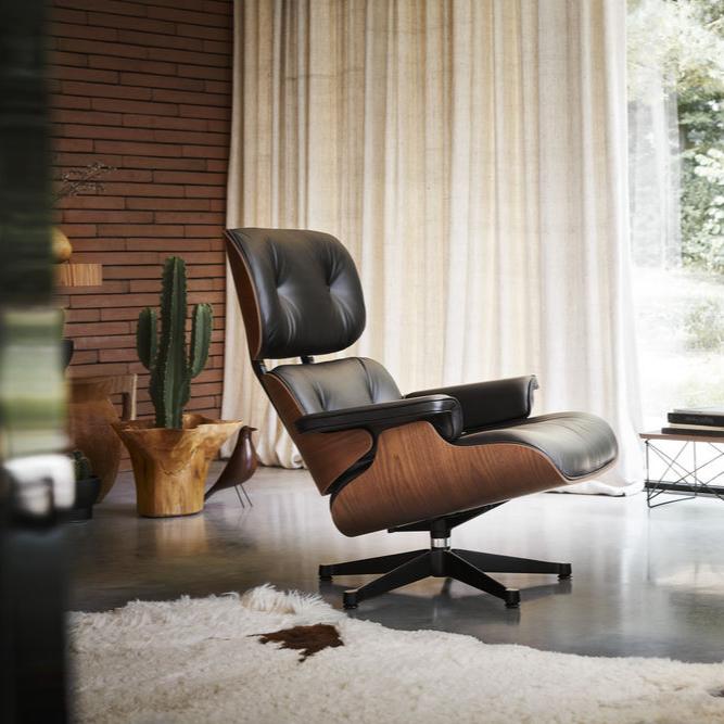 Eames Lounge fra Sveitsiske Vitra, designikon i valnøtt og skinn