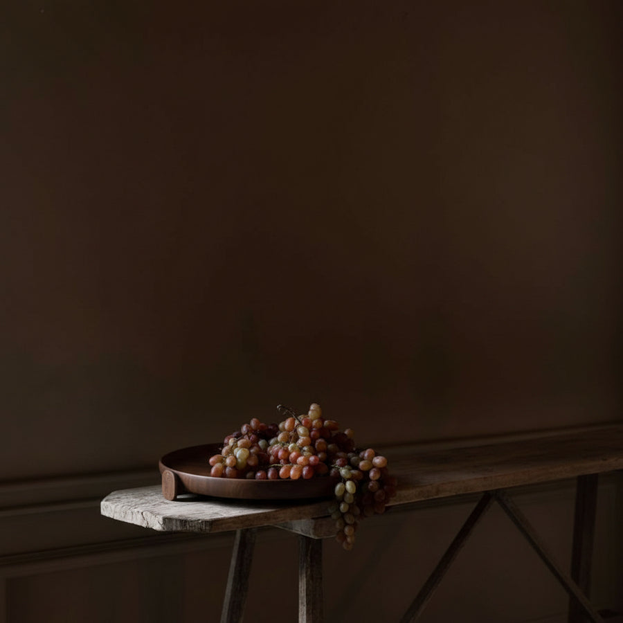 vakkert utskjært fat i valnøtt med druer fra Zanat