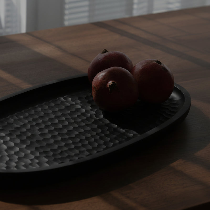 Stort serveringsbrett i sortlakkert lønnetre fra Zanat