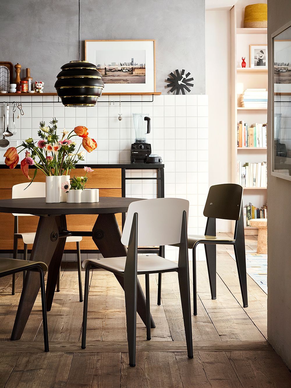 Vitra Standard SP Spisestoler i mørke farger rundt spisebord med lamper fra Artek