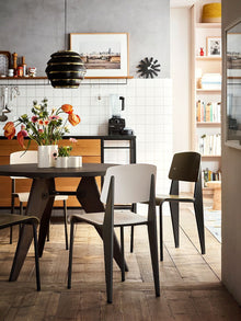 Vitra Standard SP Spisestoler i mørke farger rundt spisebord med lamper fra Artek