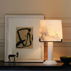 Acropolis bordlampe fra CTO Lighting med håndhugget alabast og detaljer i sort stål