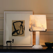 Acropolis bordlampe fra CTO Lighting med håndhugget alabast og detaljer i sort stål