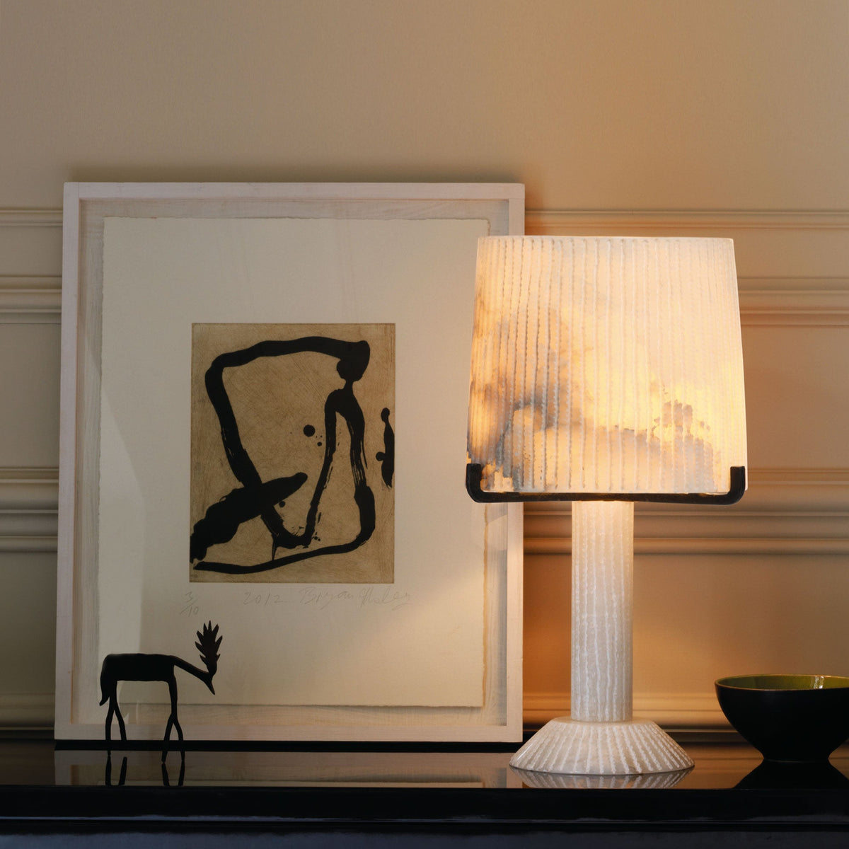 Acropolis bordlampe fra CTO Lighting med håndhugget alabast og detaljer i sort stål