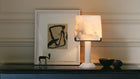 Acropolis bordlampe fra CTO Lighting med håndhugget alabast og detaljer i sort stål