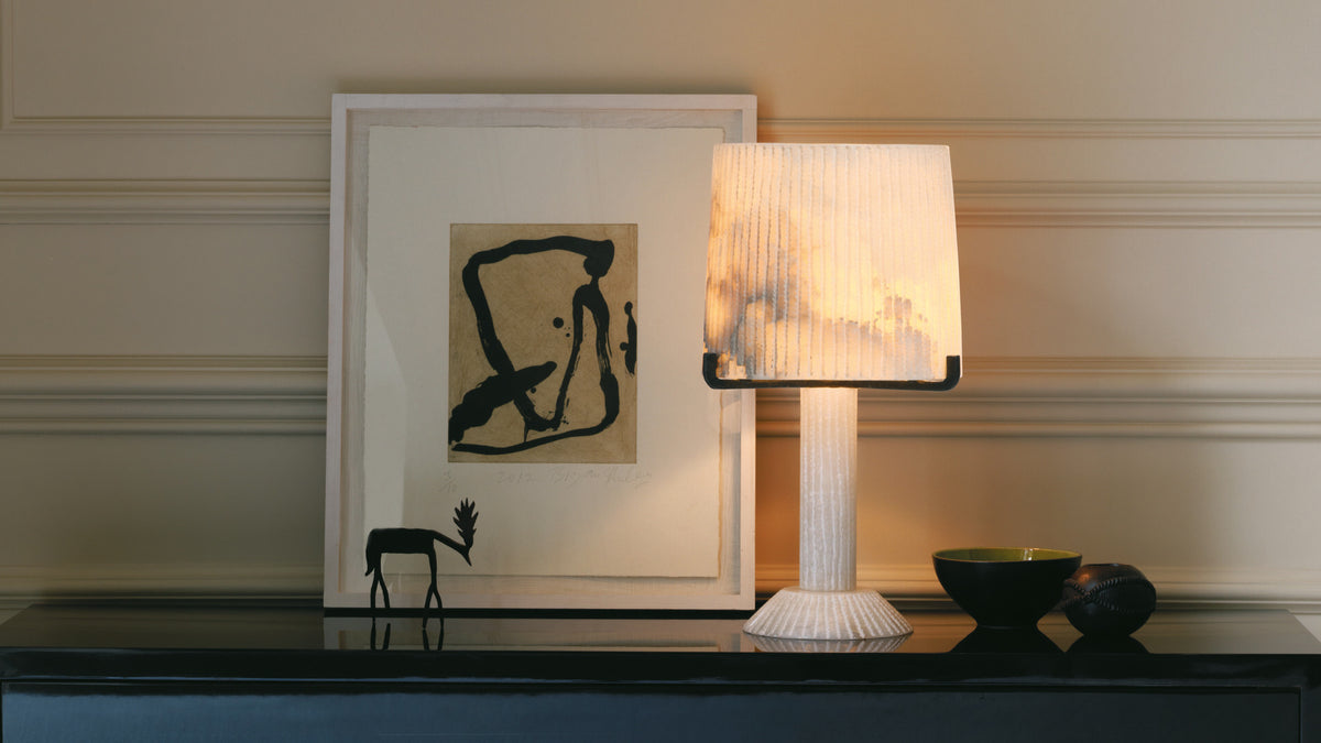 Acropolis bordlampe fra CTO Lighting med håndhugget alabast og detaljer i sort stål