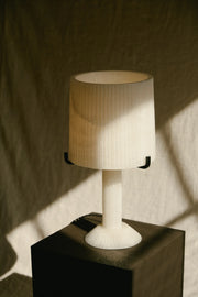 Acropolis bordlampe fra CTO Lighting med håndhugget alabast og detaljer i sort stål