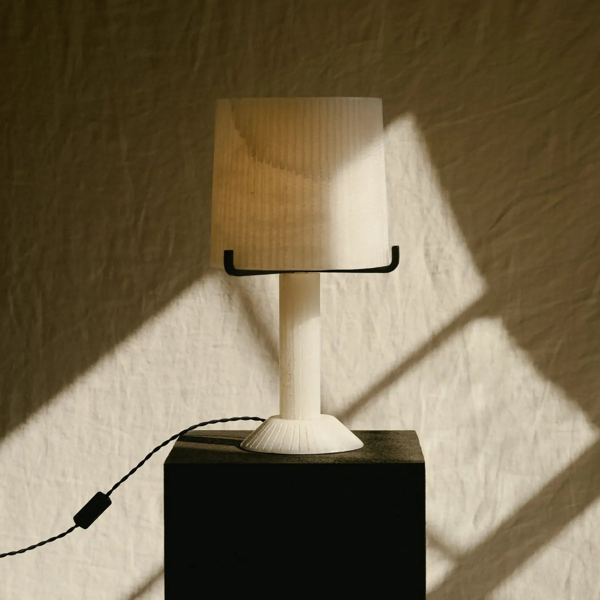Acropolis bordlampe fra CTO Lighting med håndhugget alabast og detaljer i sort stål