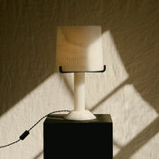 Acropolis bordlampe fra CTO Lighting med håndhugget alabast og detaljer i sort stål