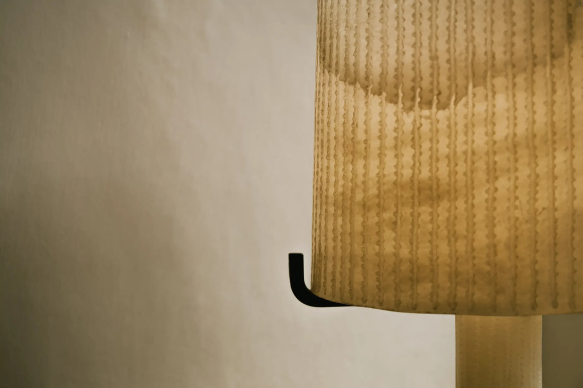 Acropolis bordlampe fra CTO Lighting med håndhugget alabast og detaljer i sort stål